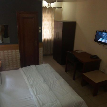 Holla-Jobi Guest House Lagos Esterno foto
